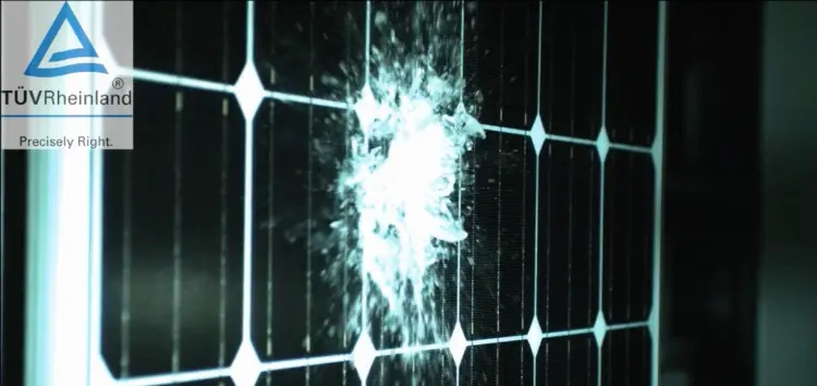 Video: impatto grandine su pannelli fotovoltaici in slow motion