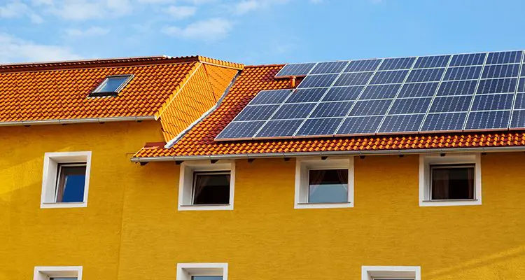 Installazione impianto fotovoltaico su condominio: regole e limiti