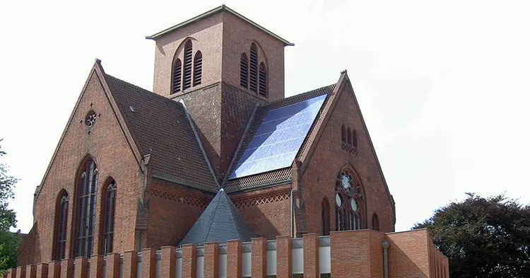 Chiesa e impianti fotovoltaici: storia di un binomio curioso